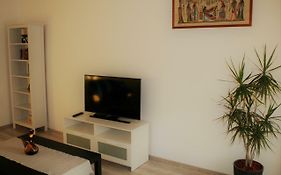 Casa Peterfi - Apartment With 3 Bedrooms And Spacious Living Room